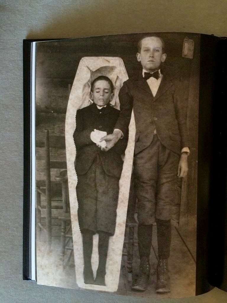 15 Victorian Era Photos: Post Mortem Photography Will Show How Creepy
